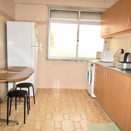 Luxurious New Metro With Tv. Daire